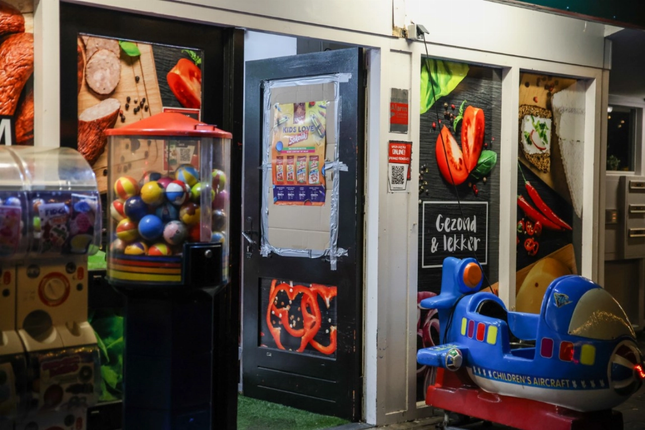 Poolse winkel Van Hogendorplaan beschoten