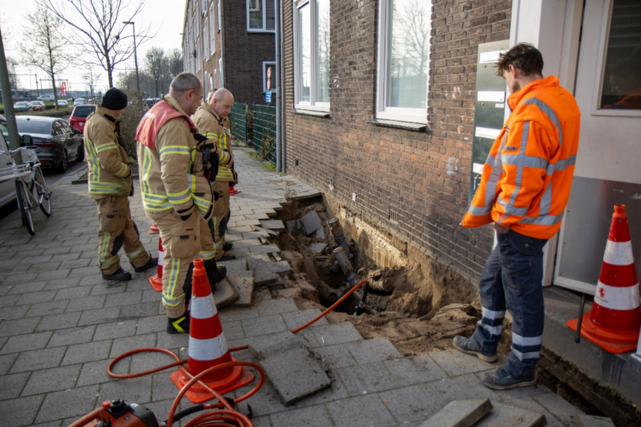 Sinkhole van zes meter door gesprongen waterleiding