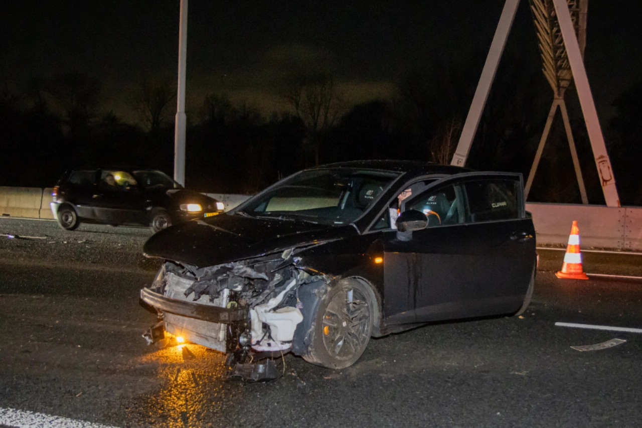 Auto raakt vangrail en tolt om zijn as op de A20