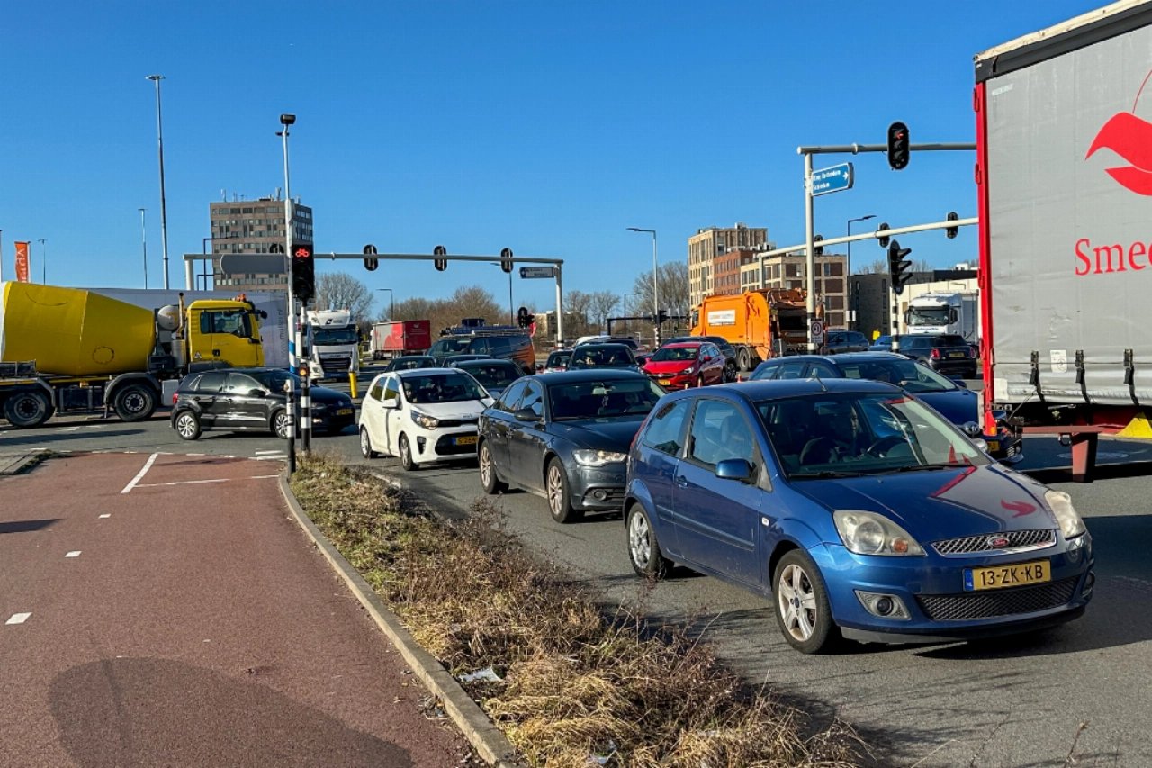 Beneluxtunnel afgesloten, verkeerschaos bij Vijfsluizen