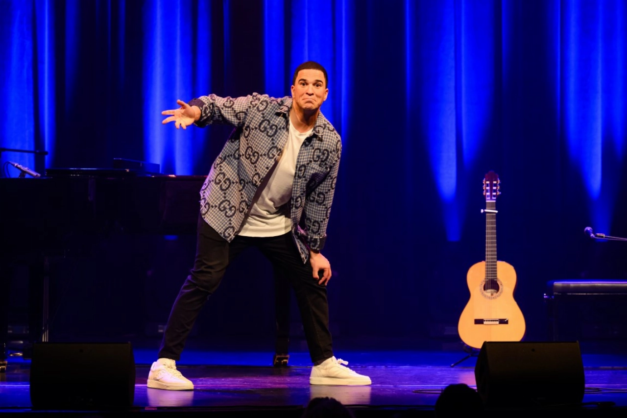 Nabil brengt herkenbare situaties en irritaties en grappige observaties ...