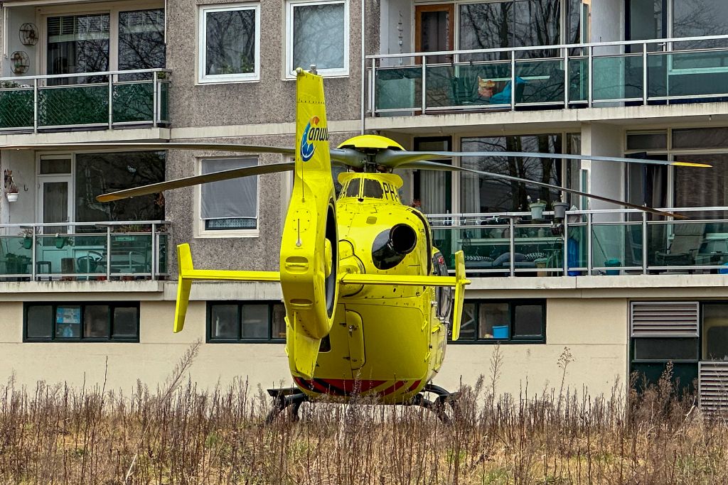Traumahelikopter trotseert harde wind voor inzet in Vlaardingen