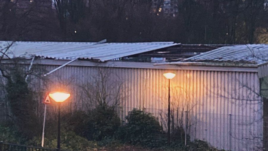 Storm Louis blaast dak van tribune Zwaluwen
