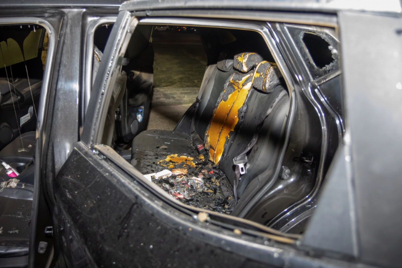 Auto in brand in de Meidoornstraat