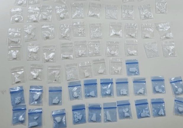 Politie pakt dealer met 73 zakjes drugs