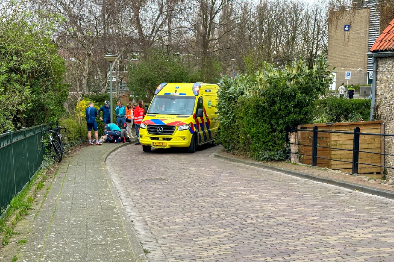 Wielrenner botst op vrouw