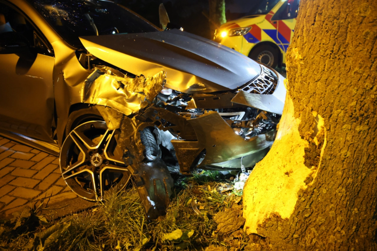 Automobilist verliest de macht over het stuur en klapt tegen een boom