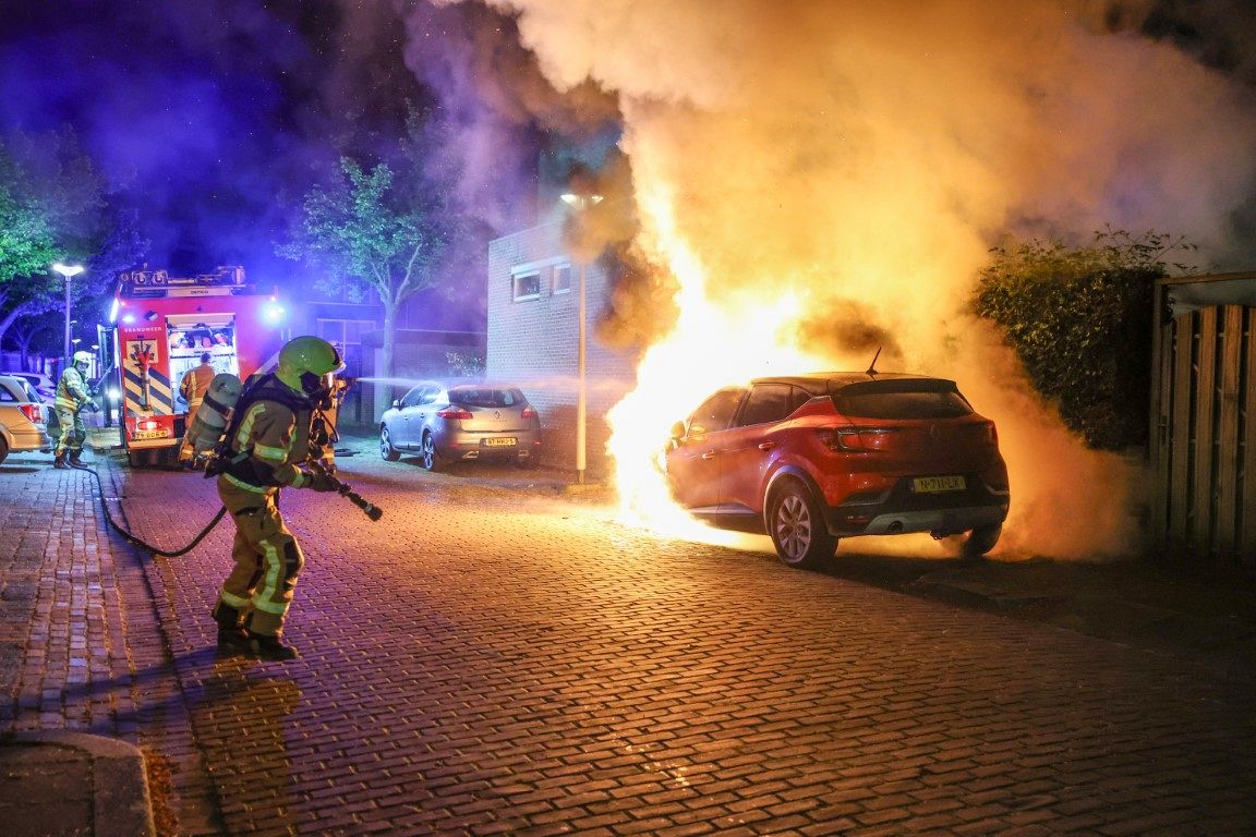 Auto volledig uitgebrand in de Eleonorastraat