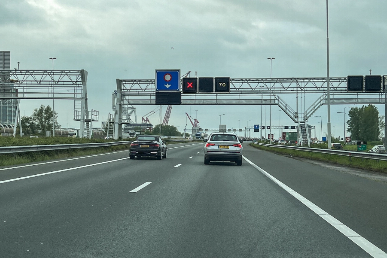 Auto valt stil voor Beneluxtunnel