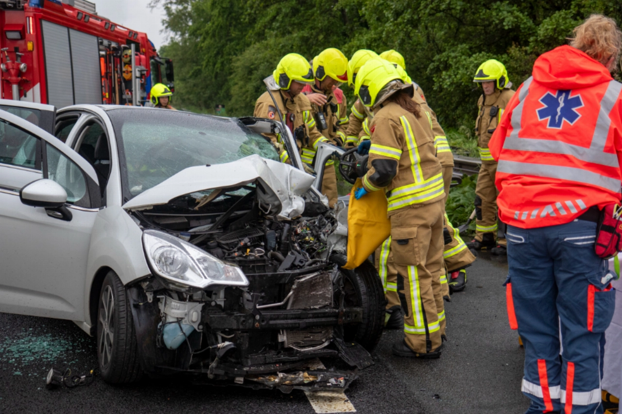 Auto knalt op pijlwagen A20