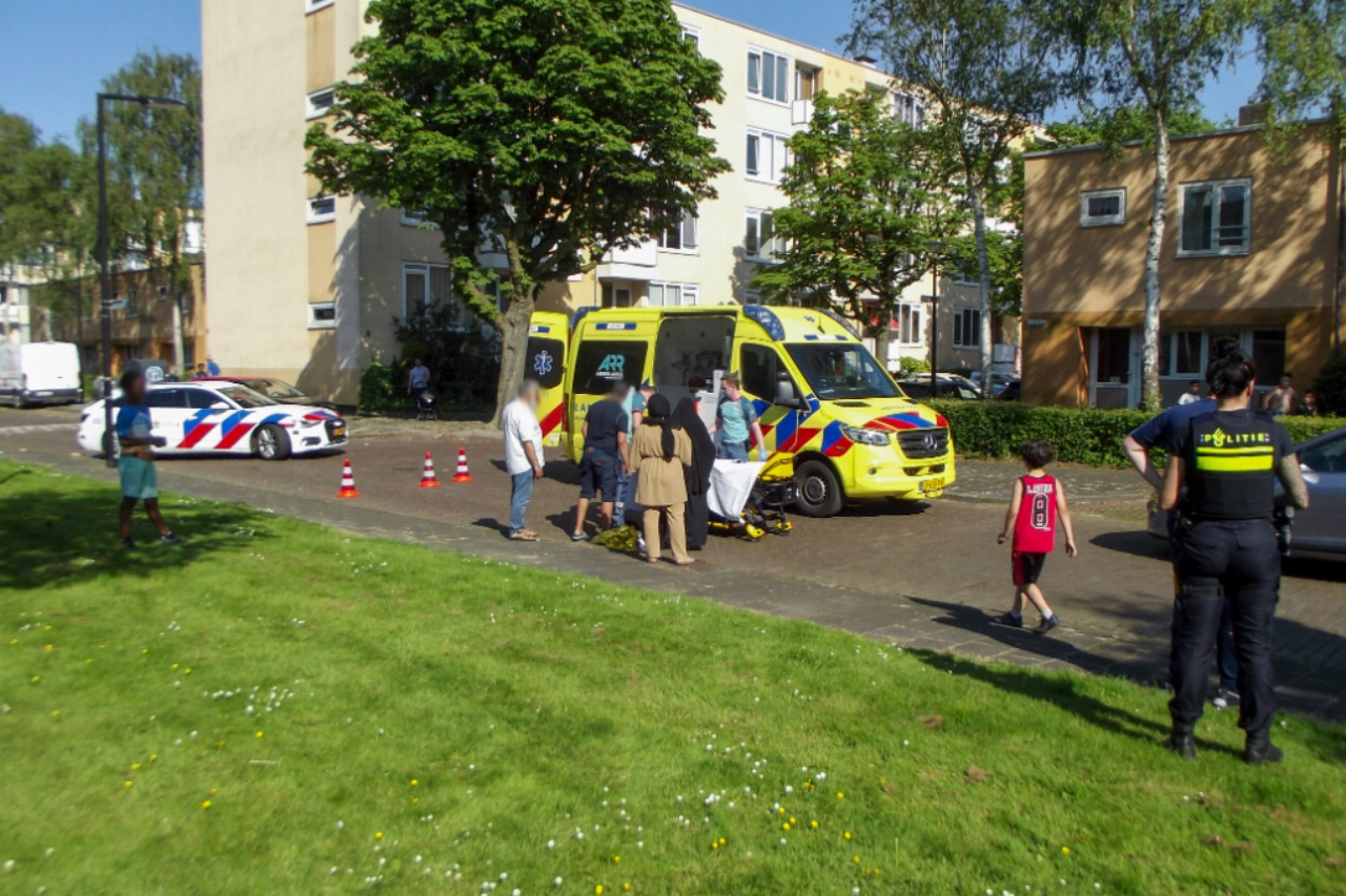 Jongetje gewond na botsing met auto
