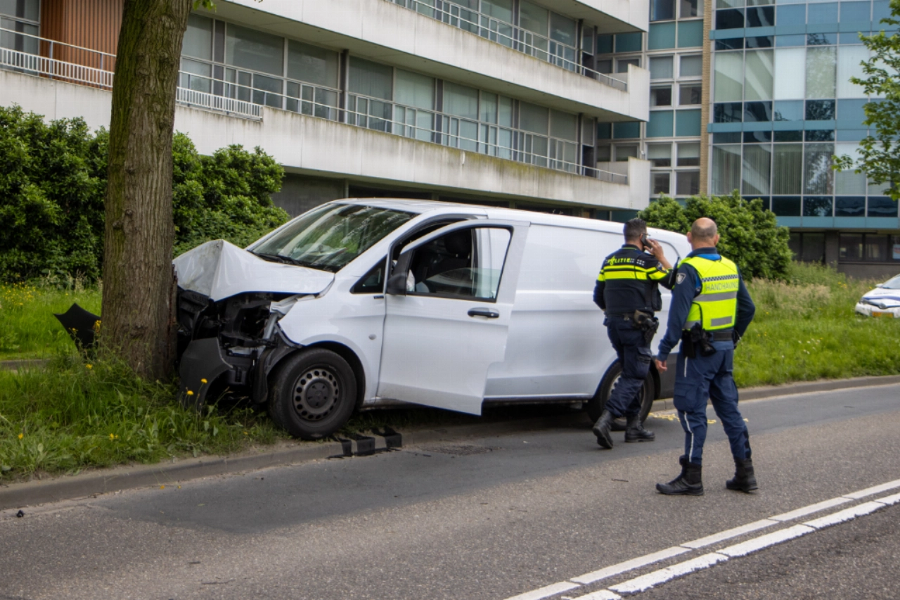 Bestelbus tegen boom op de Deltaweg