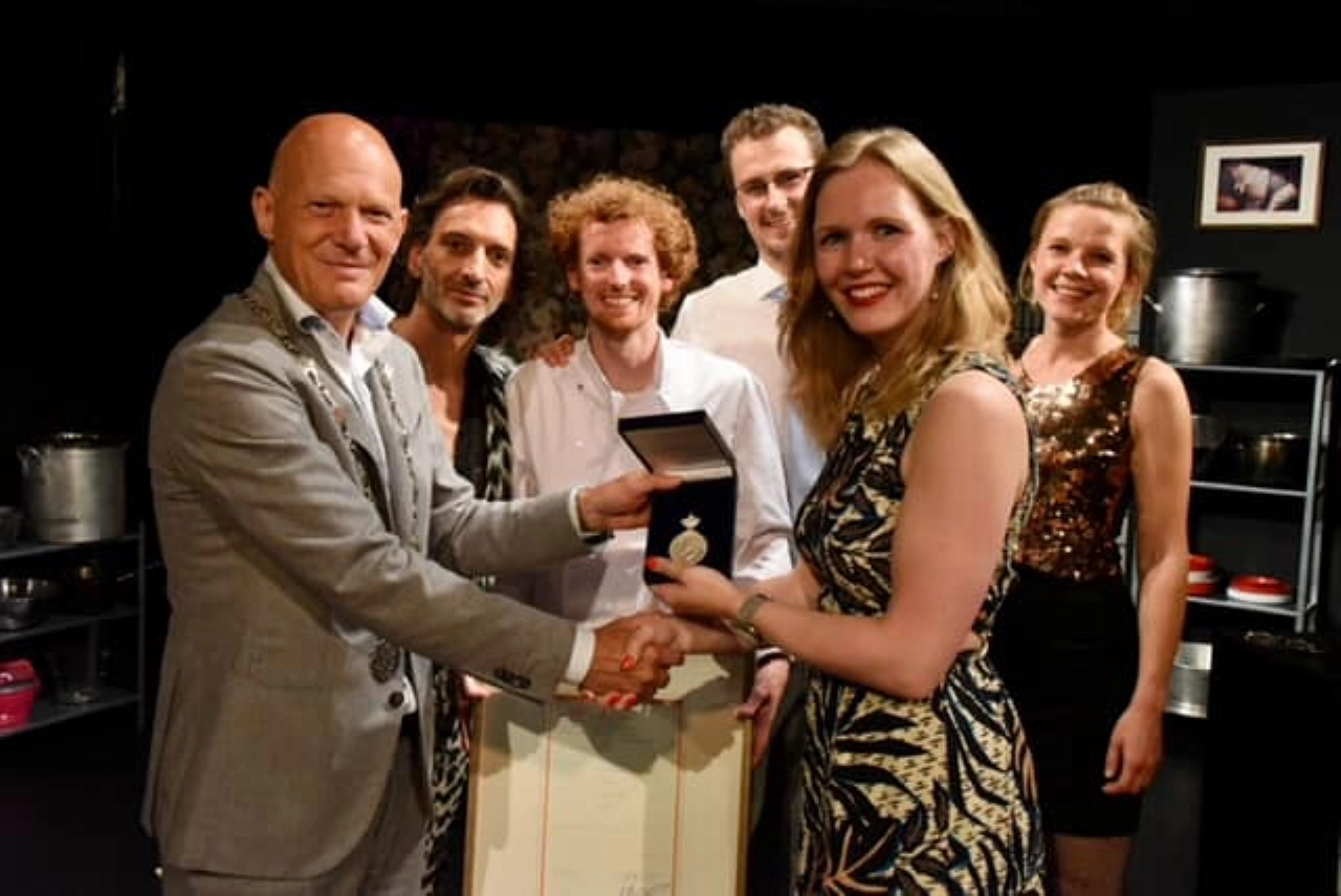 Koninklijke Erepenning voor jarige Toneelvereniging Varia