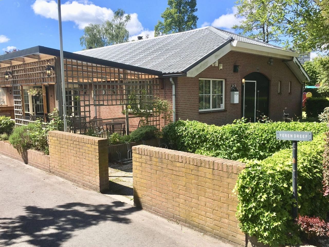 Volkstuinen aan de Zuidbuurt zien op de tuinen zelf