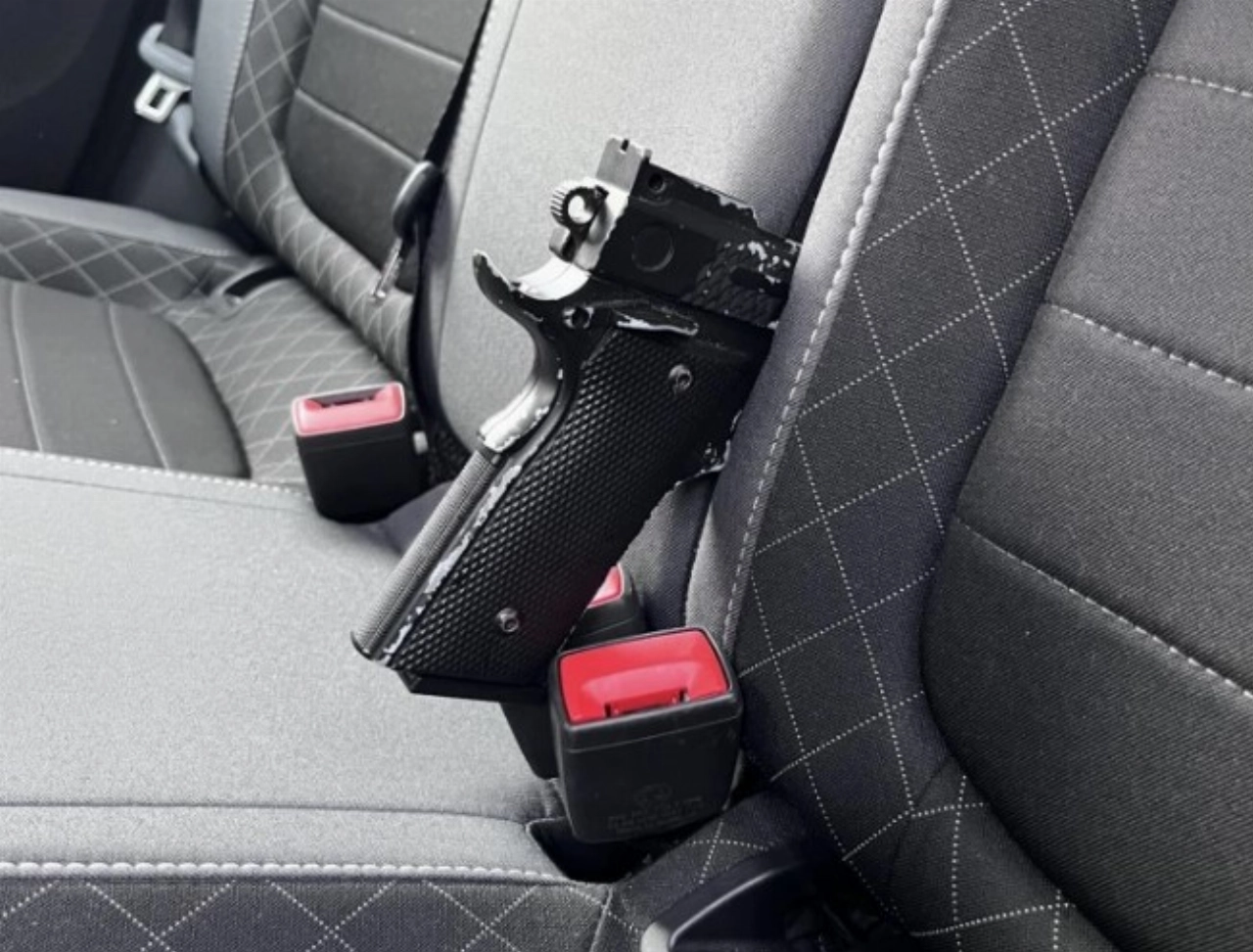 Vuurwapen in auto: vier mannen aangehouden