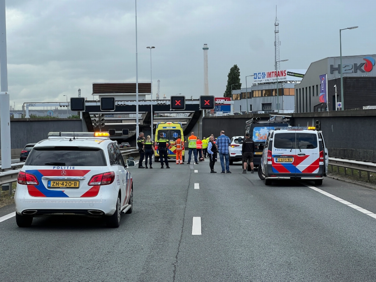 A4 dicht na ernstig ongeval met motorrijder