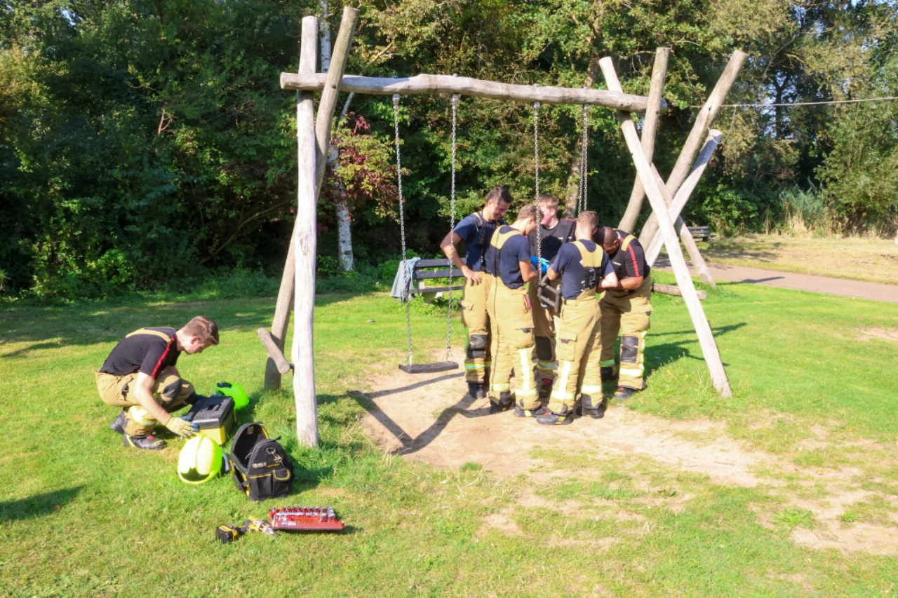 Meisje vast in schommel, brandweer schiet te hulp