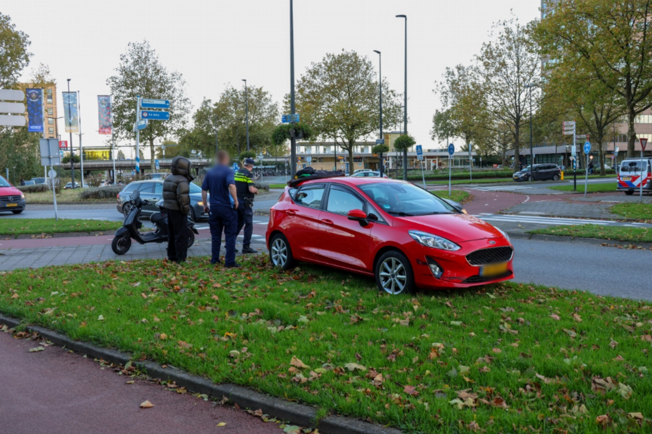 Weer aanrijding op rotonde bij station Oost