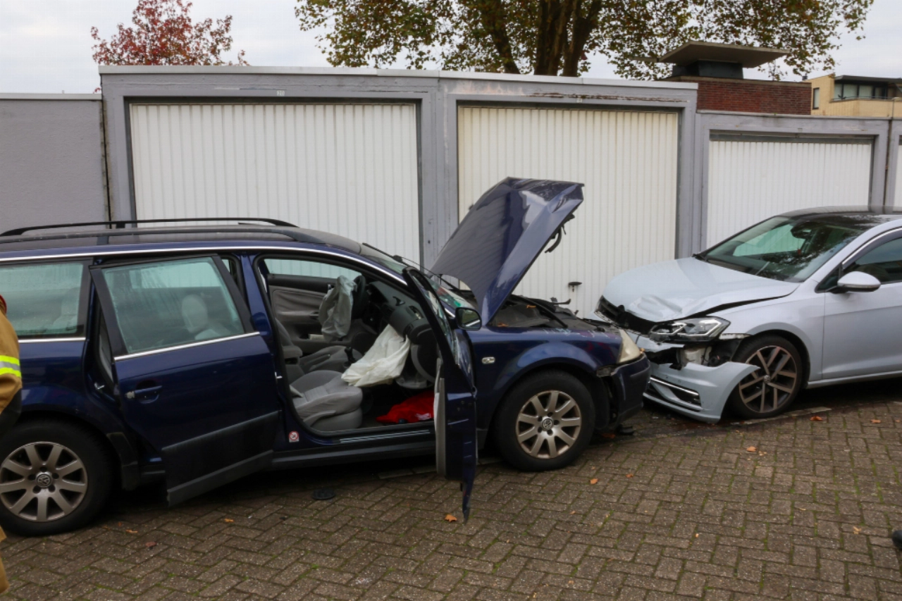 Automobilist botst tegen geparkeerde auto