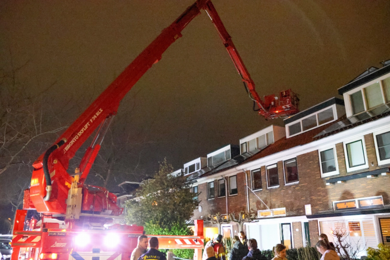 Hoogwerker brandweer ingezet bij schoorsteenbrand