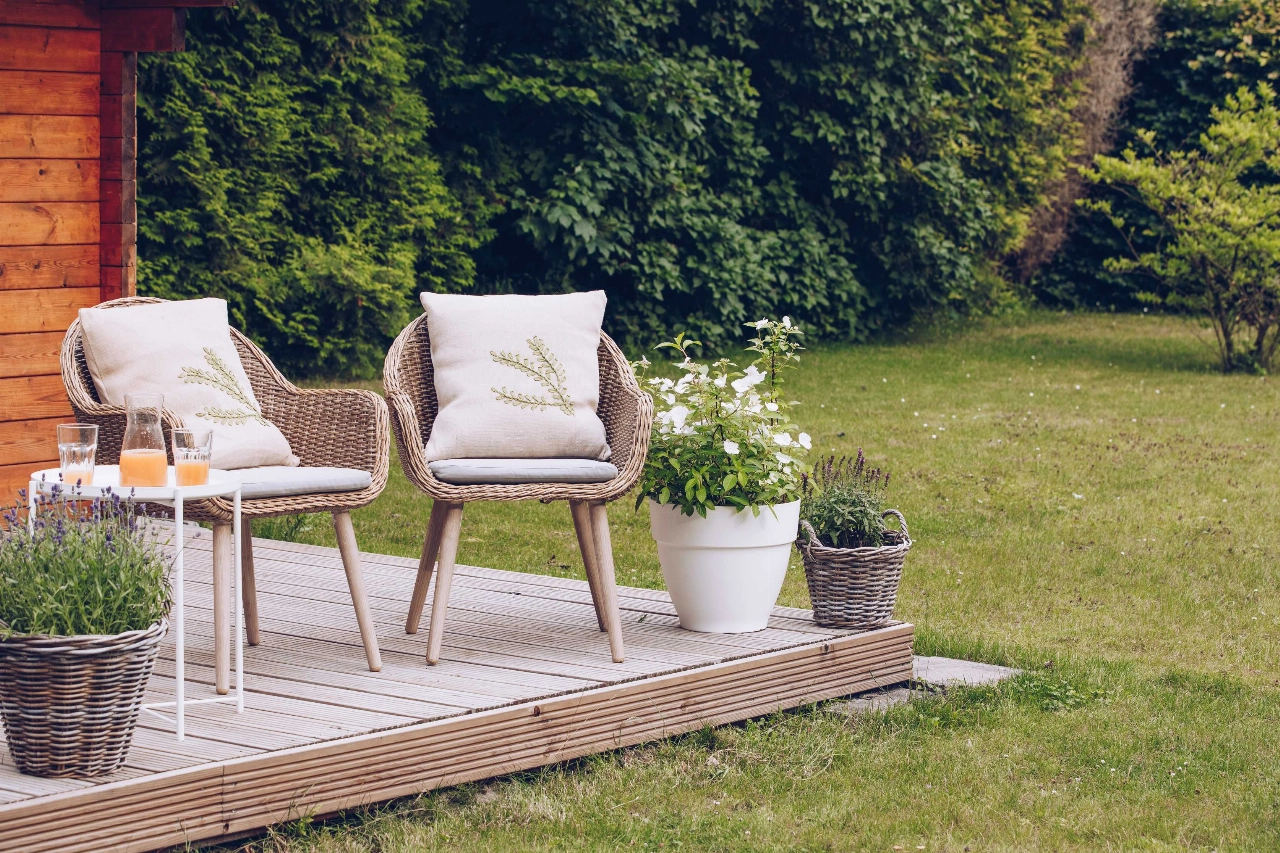 Zo zet je tuinstoelen en tuinsets optimaal in een kleine tuin zonder ruimte te verliezen