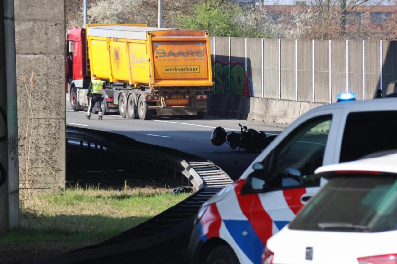 Motorrijder en bijrijder overleden na aanrijding op Kethelplein