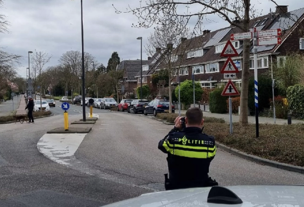 Politie houdt snelheidscontrole: met 80 over de Schiedamseweg