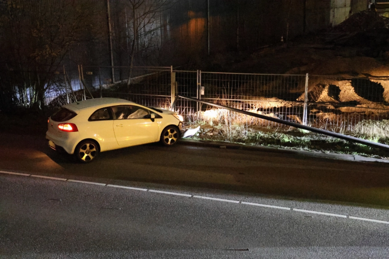 Auto rijdt tegen muur en daarna lantaarnpaal omver
