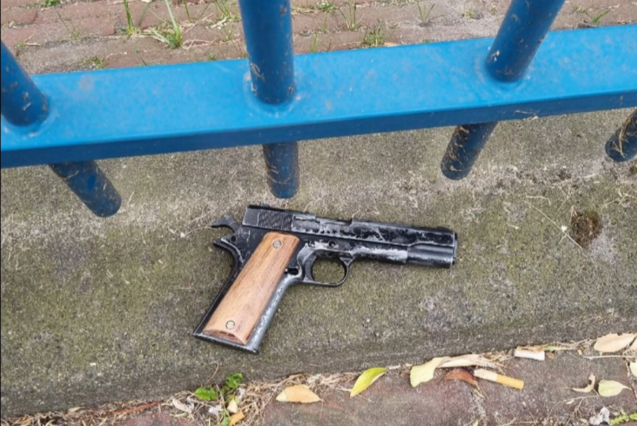 Man met vuurwapen op straat in Vlaardingen