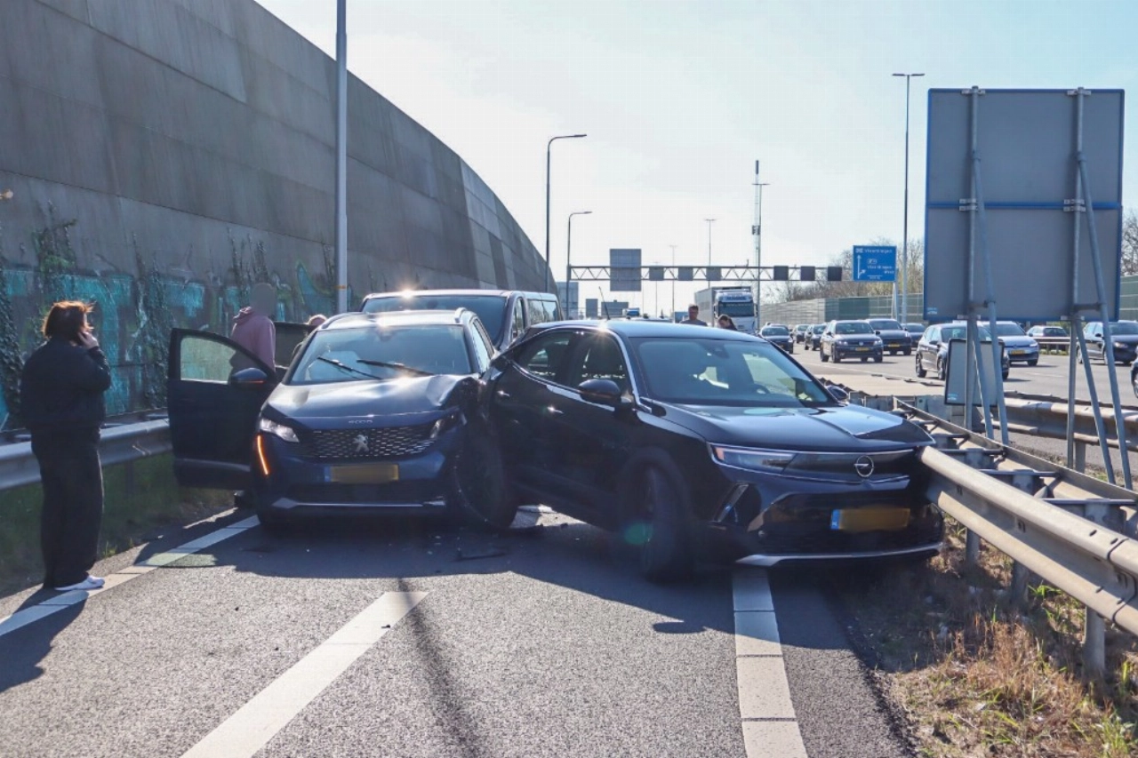 Meerdere auto's op elkaar bij afrit A20 Holy