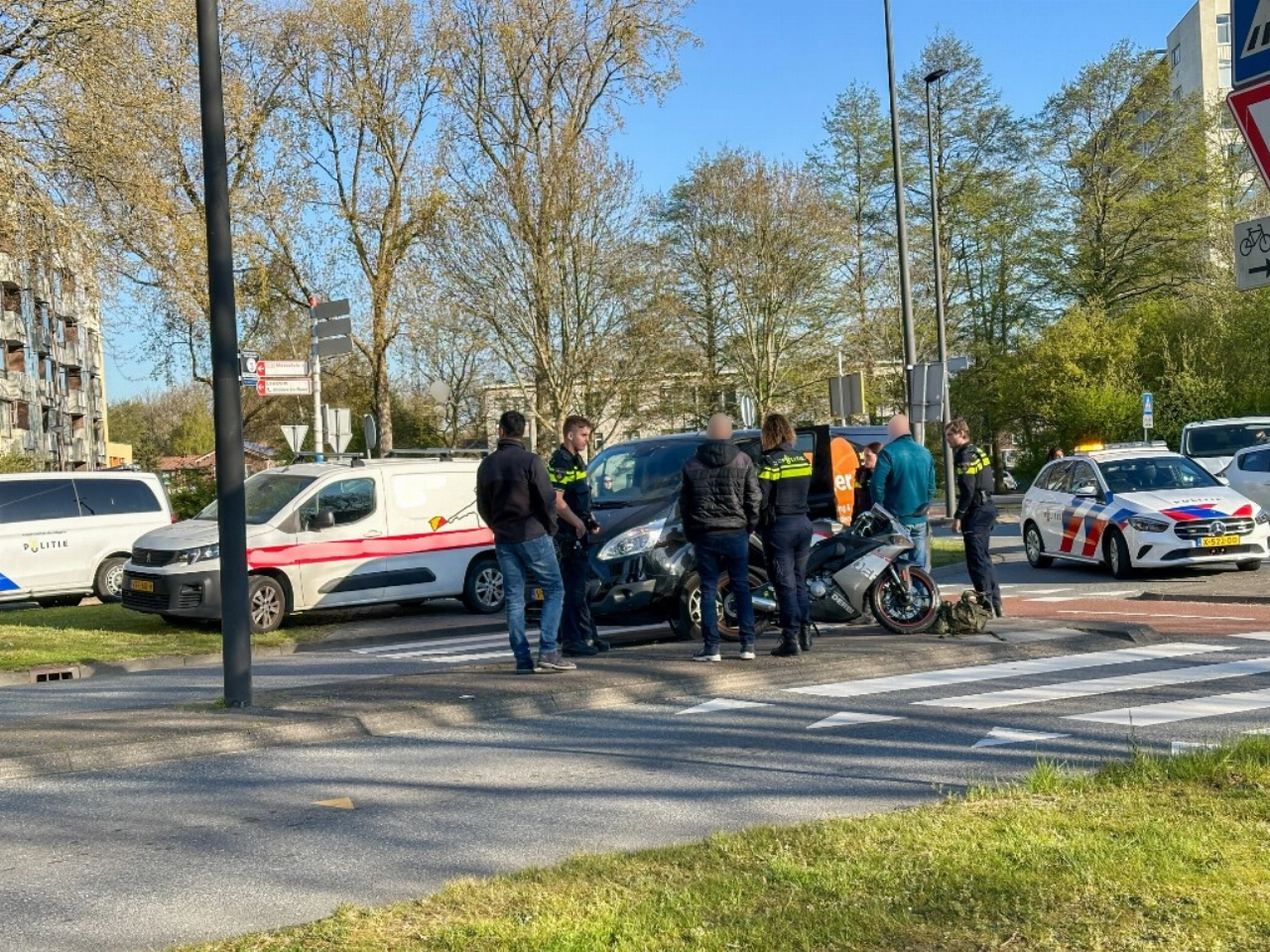 Opnieuw aanrijding bij rotonde station Oost
