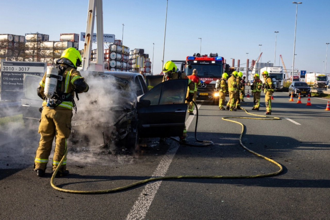 Auto uitgebrand op de A4