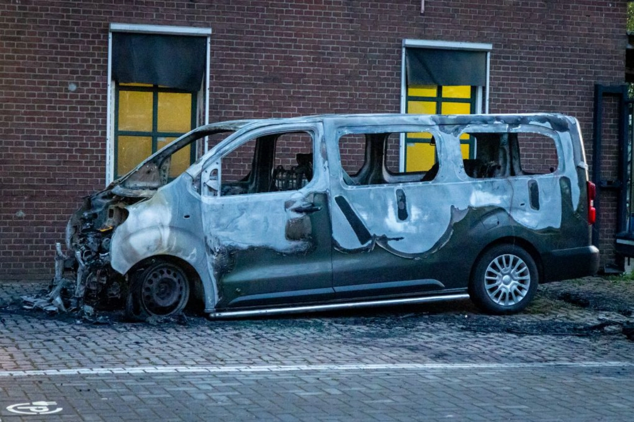 Busje volledig uitgebrand aan de Hofsingel