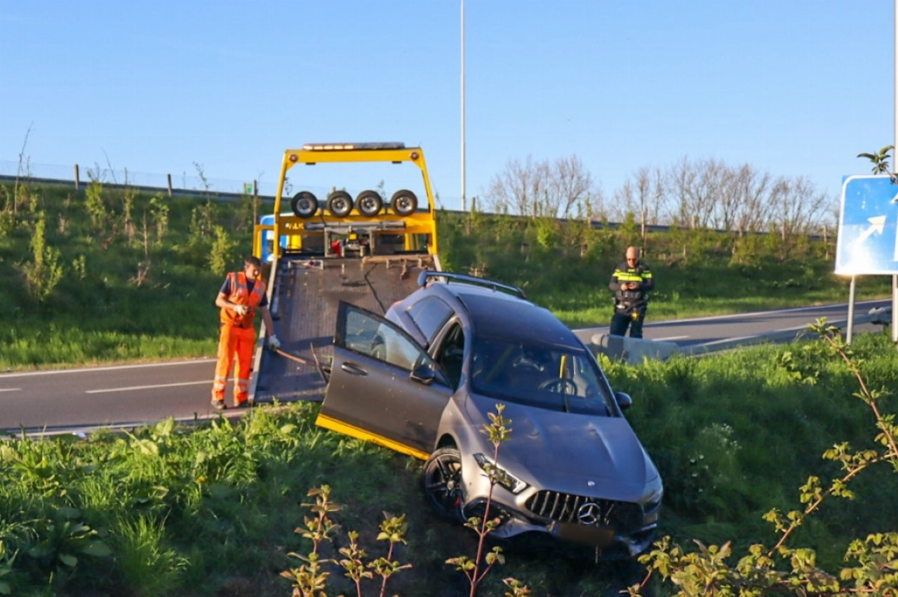 Auto in de sloot bij oprit Vlaardingen West