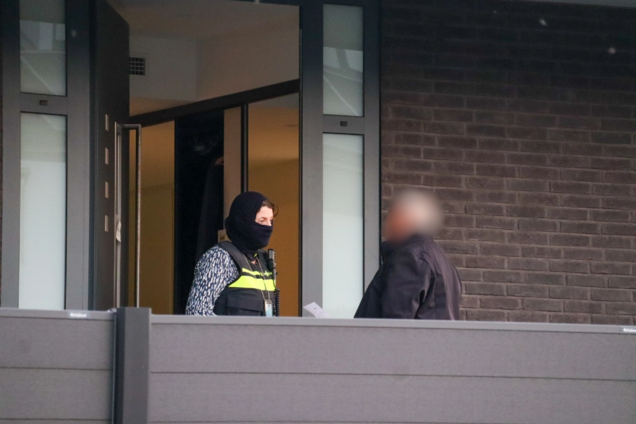 Politie doorzoekt woning na inval