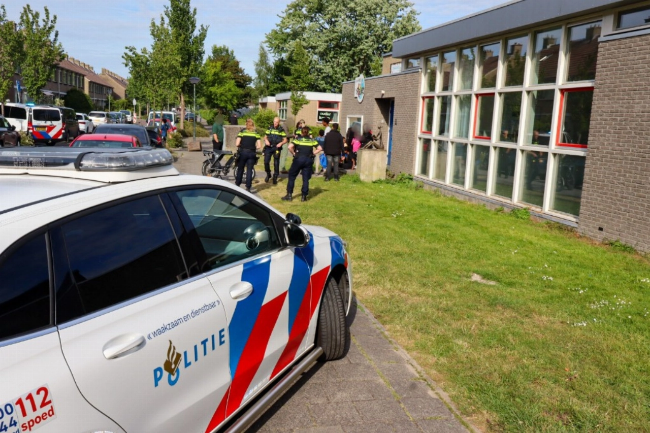 Jongen rent achter bal aan en wordt aangereden