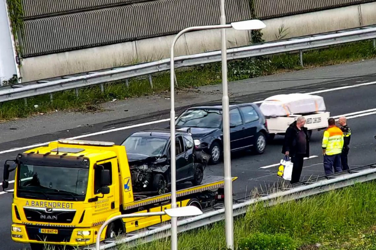 Auto belandt in de vangrail op A20