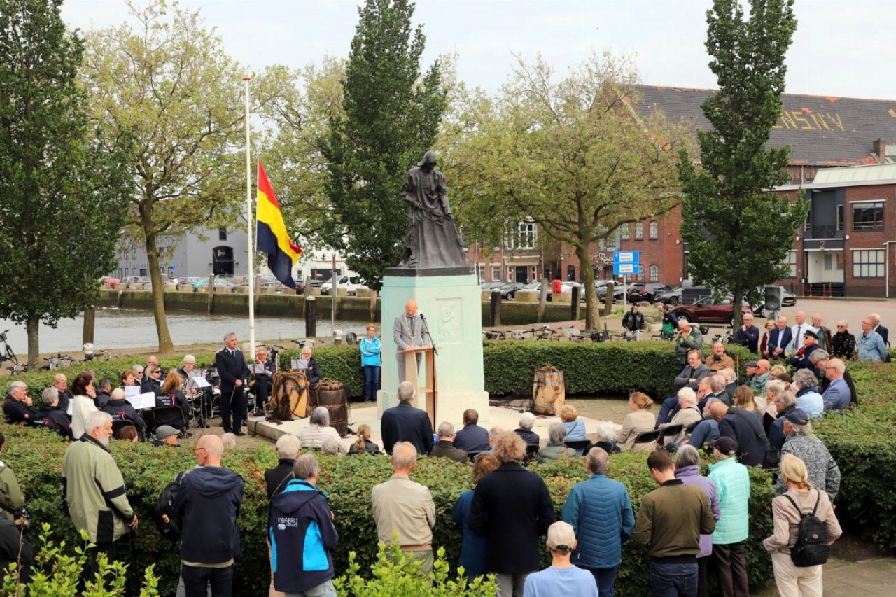 Herdenking bij het Vissersmonument op het Grote Visserijplein