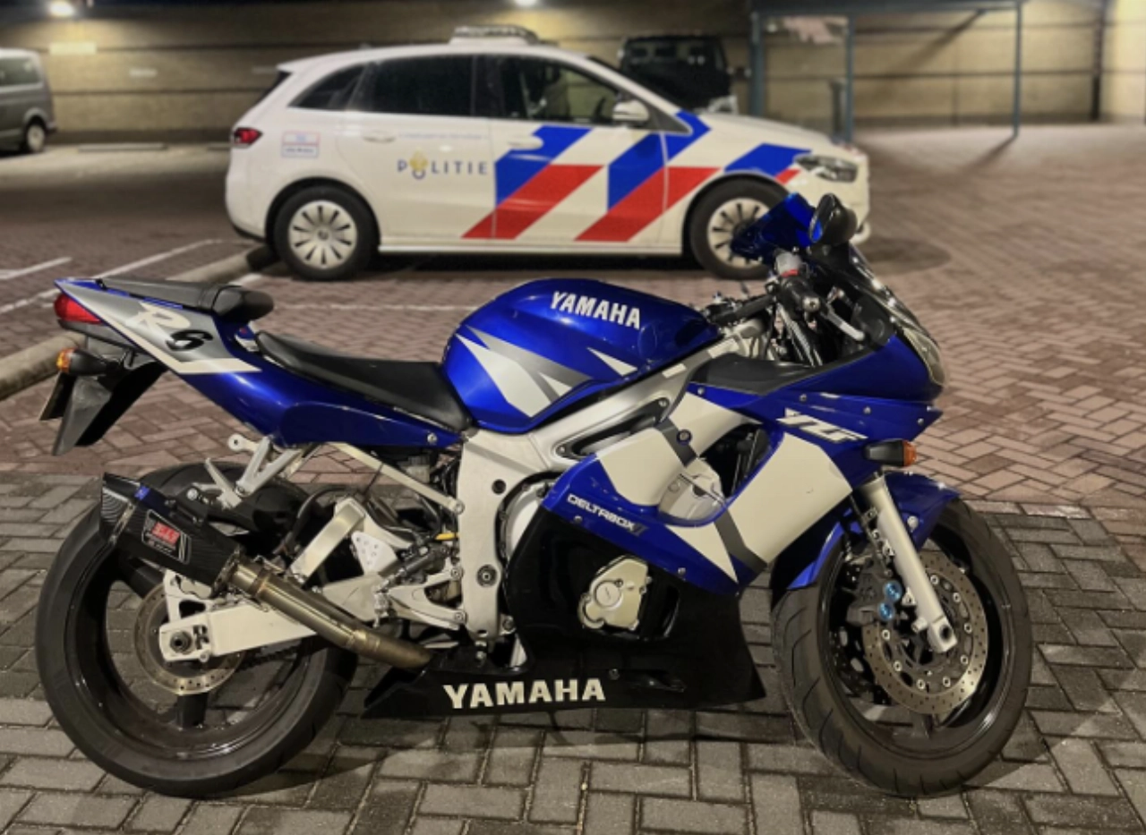 Politie houdt verkeersaso aan: dat is pech, motor weg!
