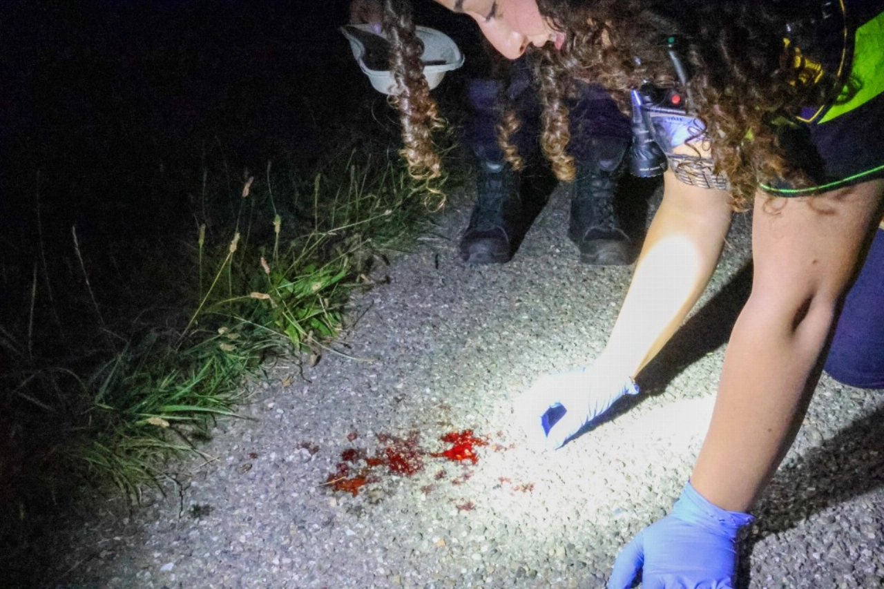 Bromfietser komt hard ten val op onverlicht fietspad tussen Vlaardingen en Maassluis