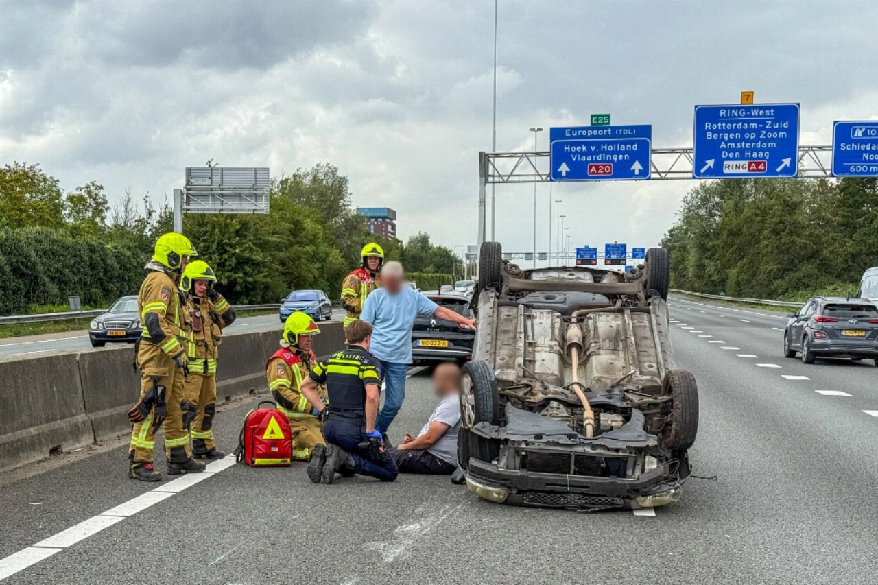 Auto over de kop op de A20