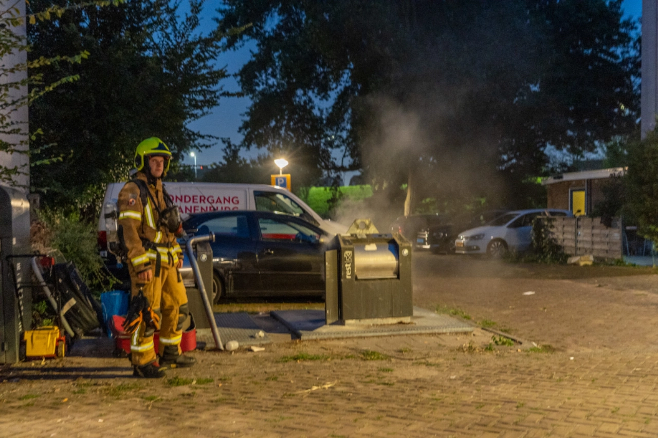 Brandweer laat brandende container vollopen met water