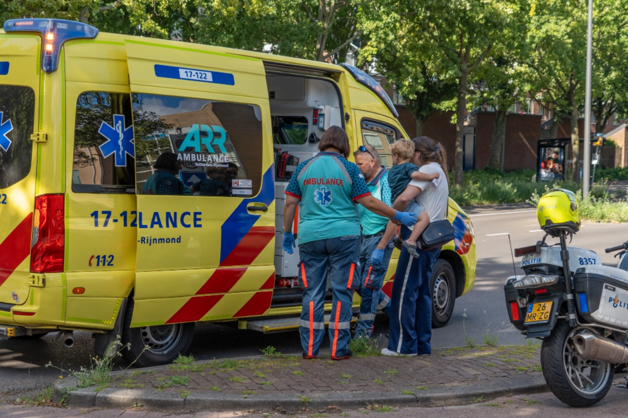 Fietster met kind achterop aangereden door auto