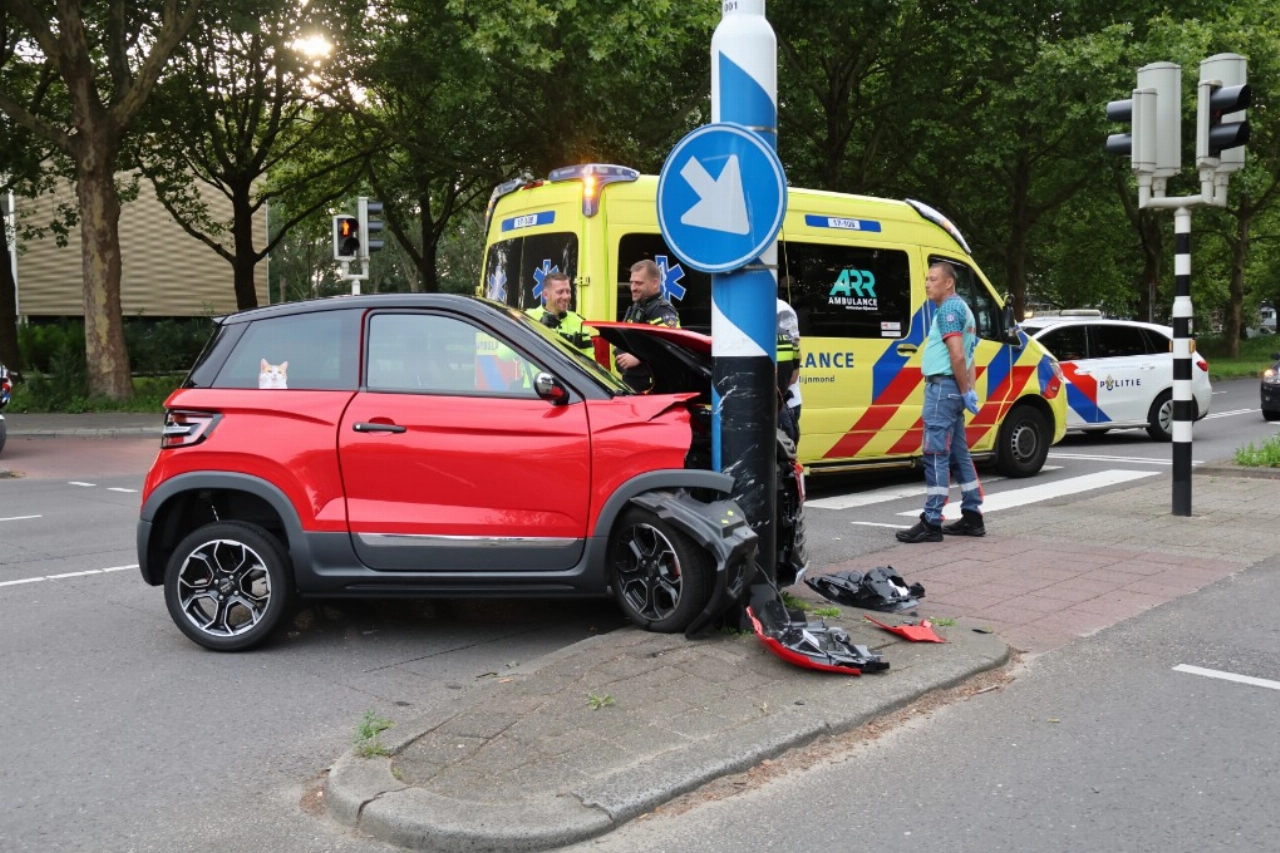 Bejaarde dame klapt met 45-km karretje op verkeerspaal in Vlaardingen
