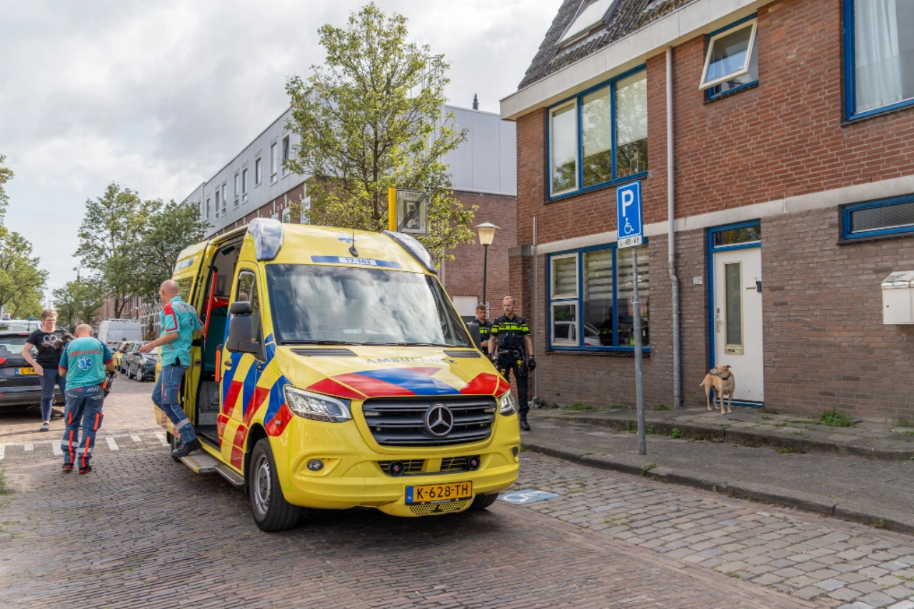 Hond ontsnapt uit tuin en leidt politie naar 'onwel' baasje