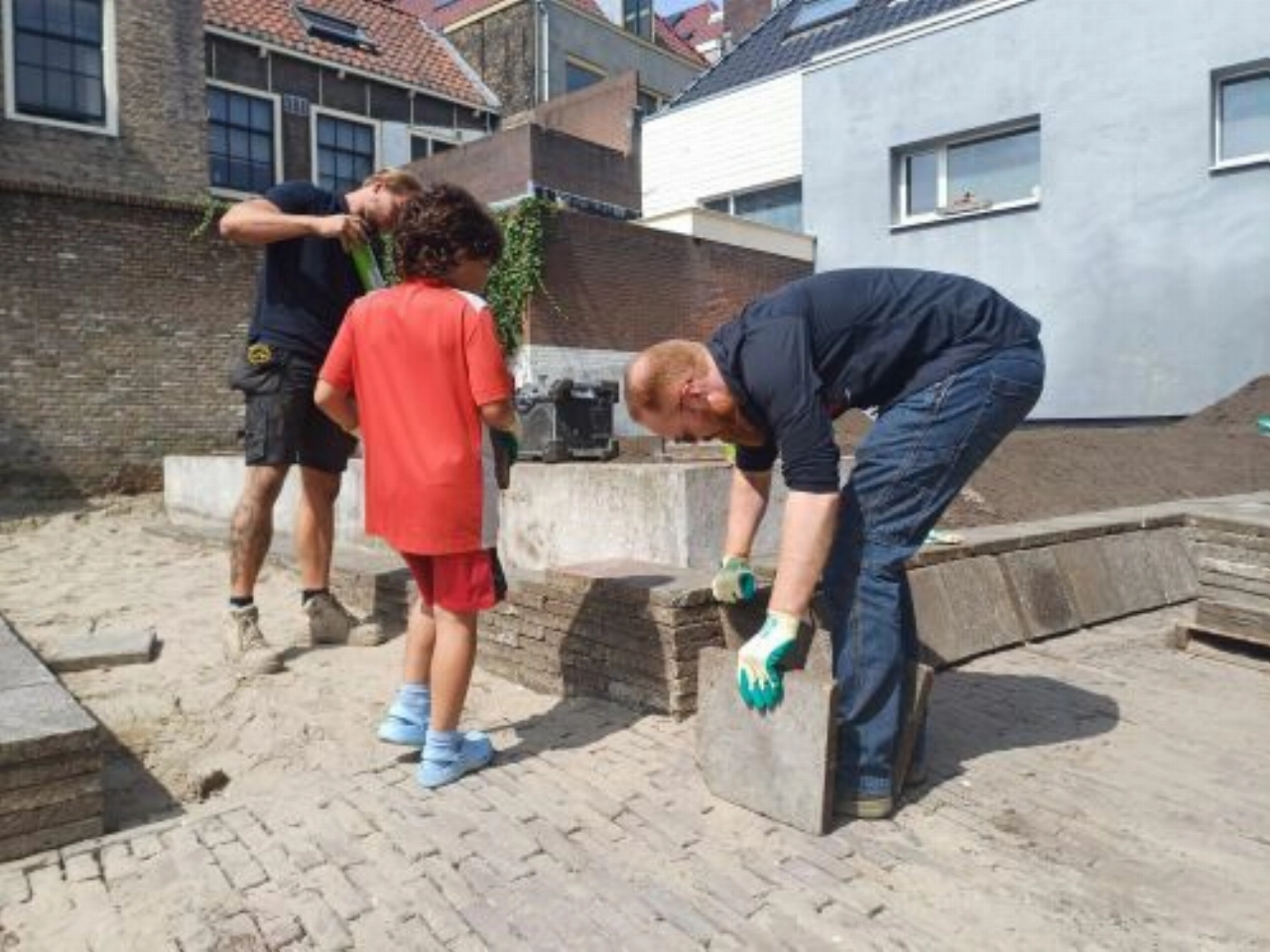 'Tegelwippen' levert groen pleintje op