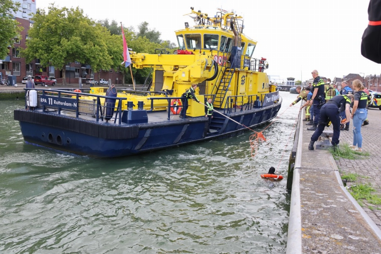 Auto te water aan de Oosthavenkade