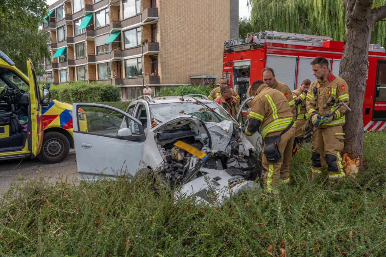 Man in gestolen auto crasht tijdens achtervolging politie