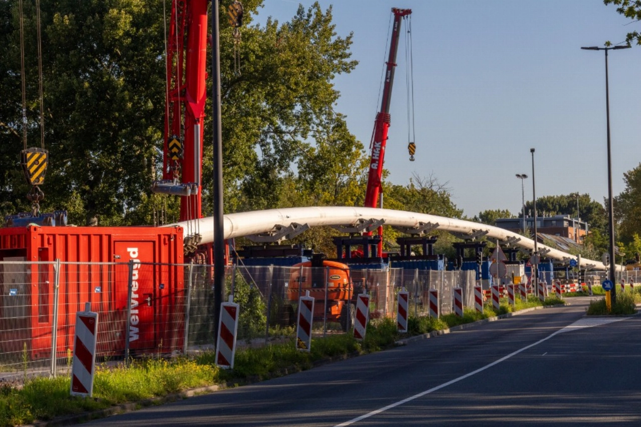Precisiewerk: Meterslange buis wordt grond ingetrokken