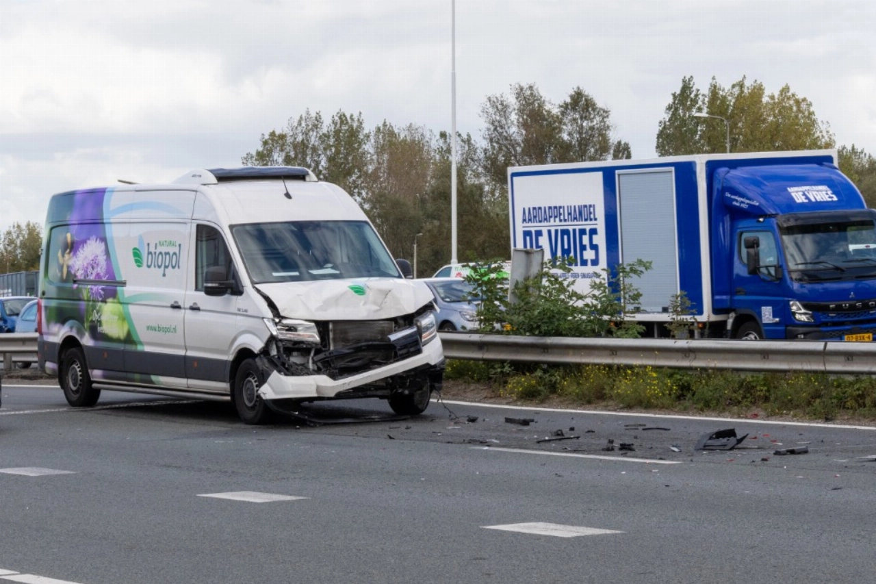 Bestelbus klapt op personenauto op A4